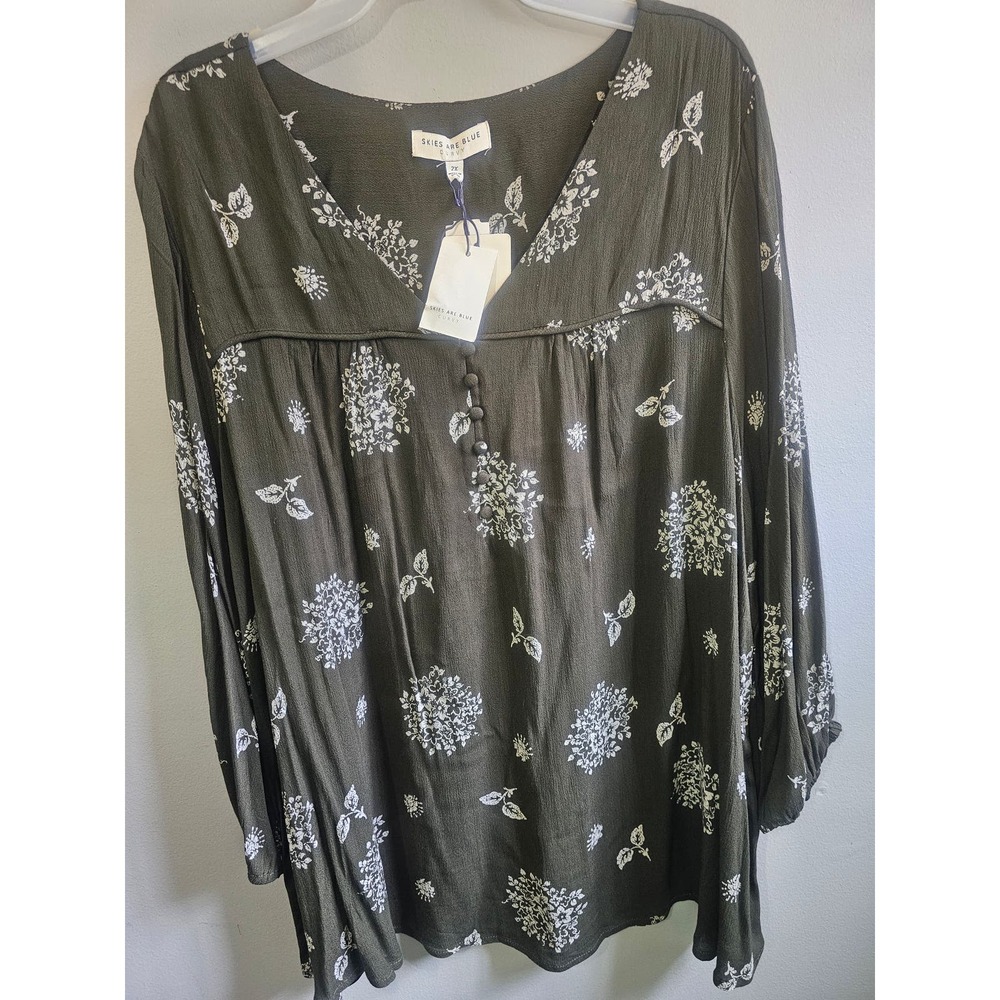 Skies Are Blue Curvy - Olive Green Top -2X Devan Button Detail New with Tags.